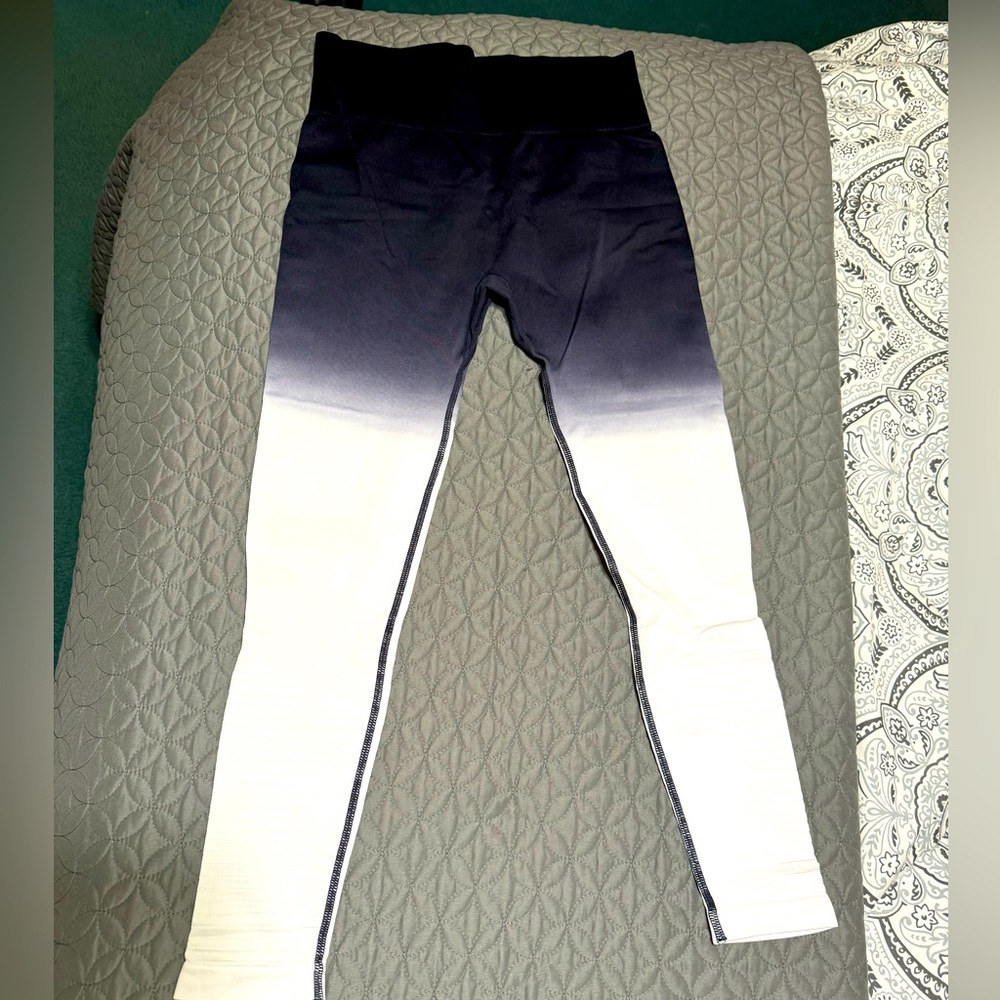 Zyia Ombré-colored leggings. Worn once. In excellent shape. Size - Large